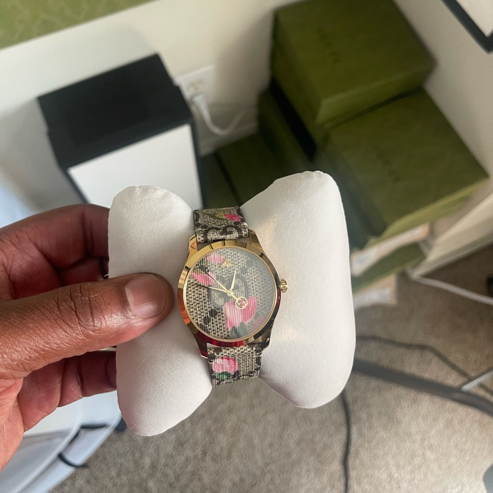 Gucci women’s Floral watch. Brand new never worn. - Picture 2 of 3